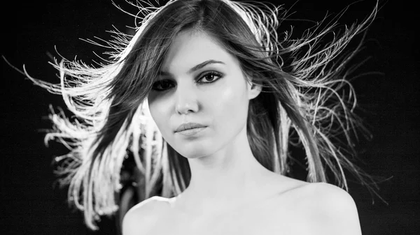 Frumos caucazian lung păr fata pozand — Fotografie, imagine de stoc