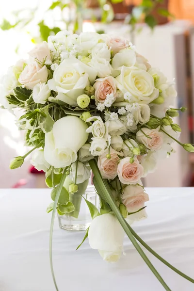 Arreglo floral en un ramo de bodas —  Fotos de Stock