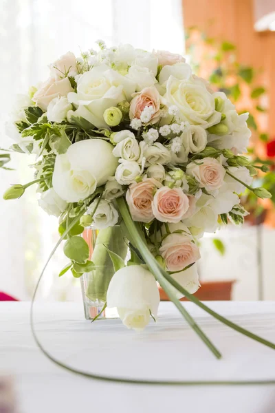 Arreglo floral en un ramo de bodas —  Fotos de Stock