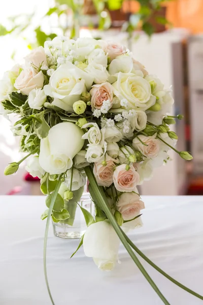 Arreglo floral en un ramo de bodas —  Fotos de Stock