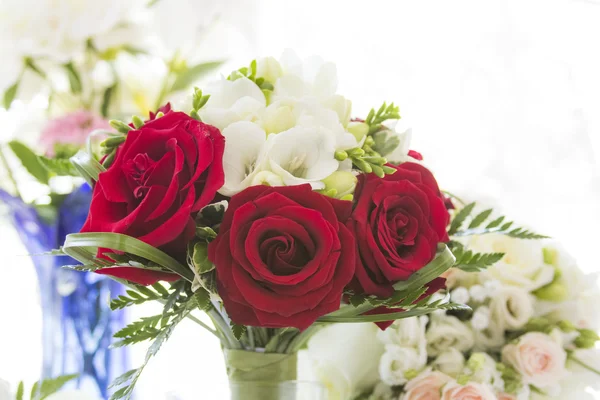 Blumenschmuck in einem Hochzeitsstrauß — Stockfoto