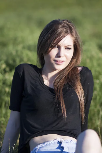 Beautiful girl with long, straight hair posing in the field — Stock Photo, Image