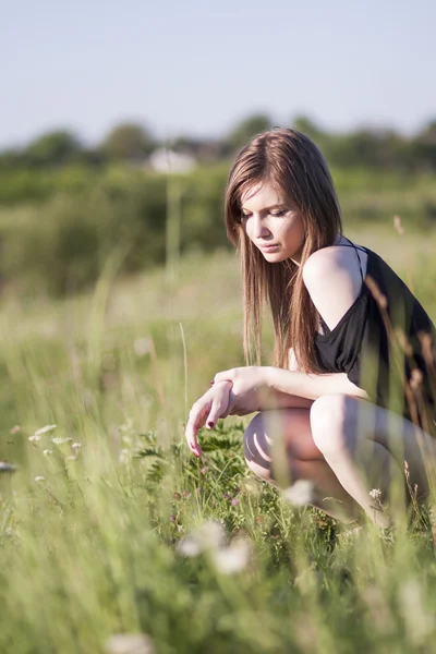 Bella ragazza con lunghi capelli dritti in posa nel campo — Foto Stock