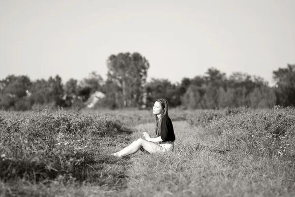 Belle fille aux cheveux longs et raides posant dans le champ — Photo