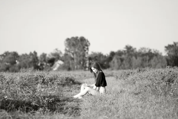 Bella ragazza con lunghi capelli dritti in posa nel campo — Foto Stock