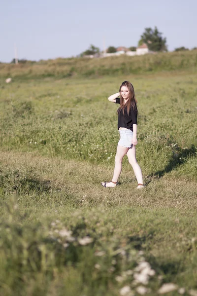 Bella ragazza con lunghi capelli dritti in posa nel campo — Foto Stock