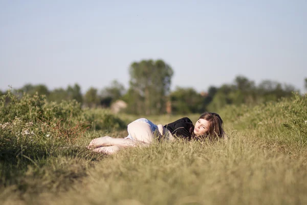 Bella ragazza con lunghi capelli dritti in posa nel campo — Foto Stock