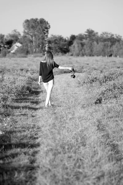 Bella ragazza con lunghi capelli dritti in posa nel campo — Foto Stock