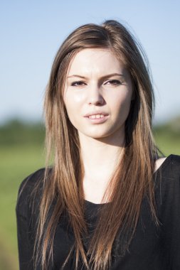 Alana poz uzun, düz saçlı güzel kız