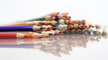 Beyaz arka plan ve yenilgileri renkli kalemler grubu