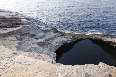 Su ve kayalar Thassos Island, Yunanistan, Giola güzel dokular ve ayrıntılar olarak adlandırılan doğal havuzun yanında, yatay