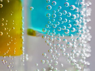 renkli jöle ile sualtı boru ile soyut kompozisyon topları kabarcıklar ve iç