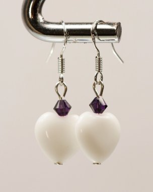 renkli değerli taşlar ve açık gri renkli gümüş jewels