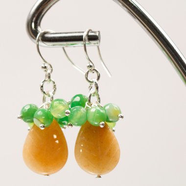 renkli değerli taşlar ve açık gri renkli gümüş jewels