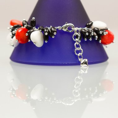 renkli değerli taşlar ve açık gri renkli gümüş jewels