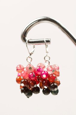 renkli değerli taşlar ve açık gri renkli gümüş jewels