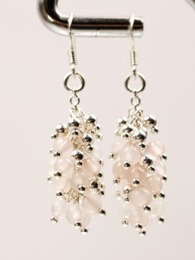 renkli değerli taşlar ve açık gri renkli gümüş jewels