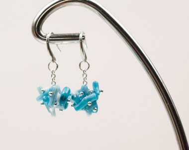 renkli değerli taşlar ve açık gri renkli gümüş jewels