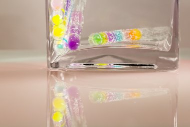 renkli jöle ile sualtı boru ile soyut kompozisyon topları kabarcıklar ve iç