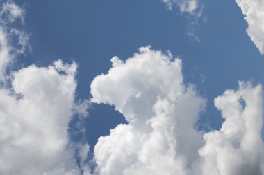 Güzel, dramatik, renkli bulutlar ve gökyüzü