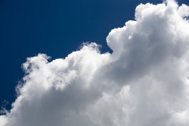 Güzel, dramatik, renkli bulutlar ve gökyüzü