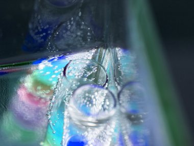 renkli jöle ile sualtı boru ile soyut kompozisyon topları kabarcıklar ve iç