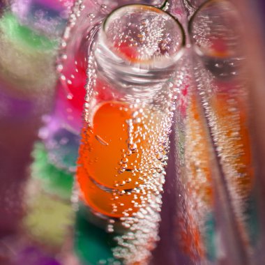 renkli jöle ile sualtı boru ile soyut kompozisyon topları kabarcıklar ve iç