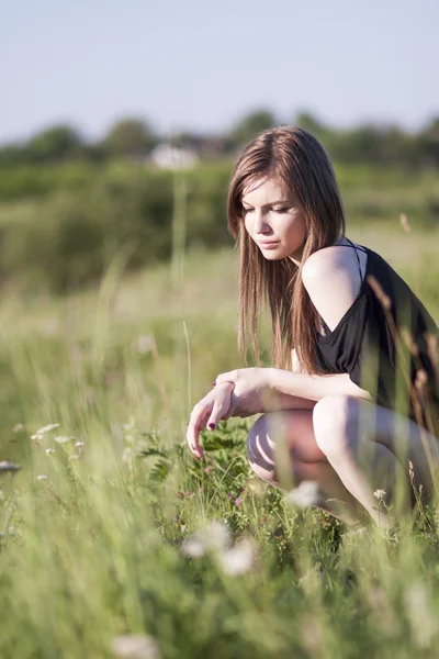 Bella ragazza con lunghi capelli dritti in posa nel campo — Foto Stock