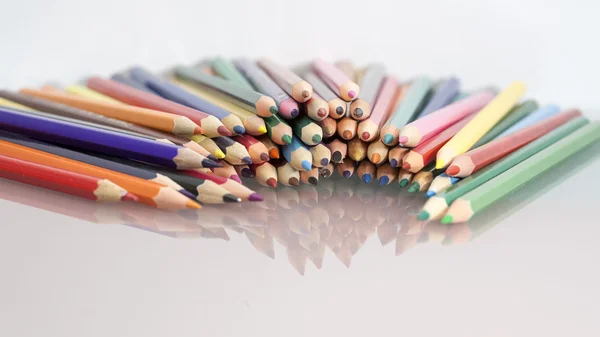Groupe de crayons de couleur avec fond blanc et reflets — Photo