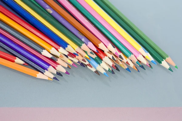 Grupo de lápis coloridos com fundo branco e reflexões — Fotografia de Stock