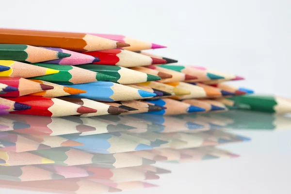 Grupo de lápis coloridos com fundo branco e reflexões — Fotografia de Stock