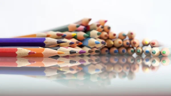 Група кольорових олівців з білим тлом та рефлексами — стокове фото