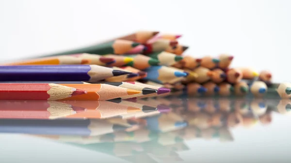 Grupo de lápices de colores con fondo blanco y reflexiones — Foto de Stock