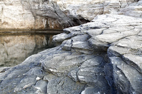 Paisaje con agua y rocas en la isla de Tasos, Grecia, junto a la piscina natural llamada Giola Hermosas texturas y detalles —  Fotos de Stock