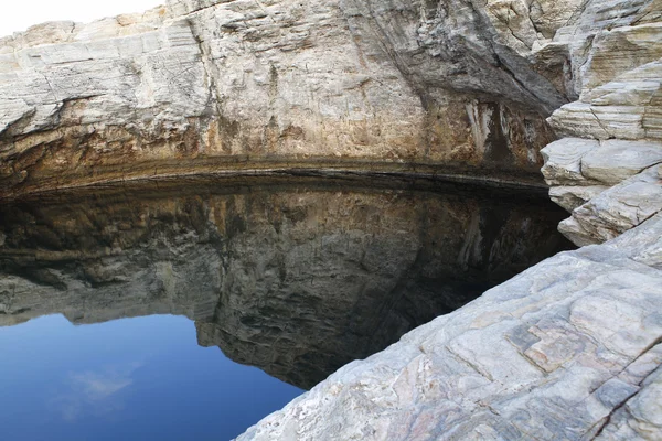 水とタソス島、ギリシャ、Giola 美しいテクスチャと詳細と呼ばれる天然のプールの横にある岩のある風景 — ストック写真