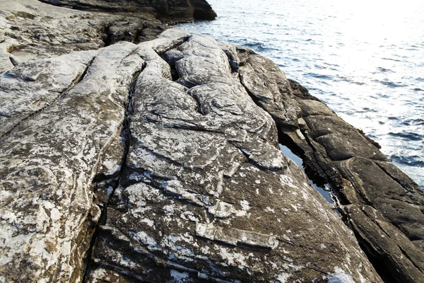 Paisagem com água e rochas na ilha de Thassos, Grécia, ao lado da piscina natural chamada Giola Belas texturas e detalhes — Fotografia de Stock