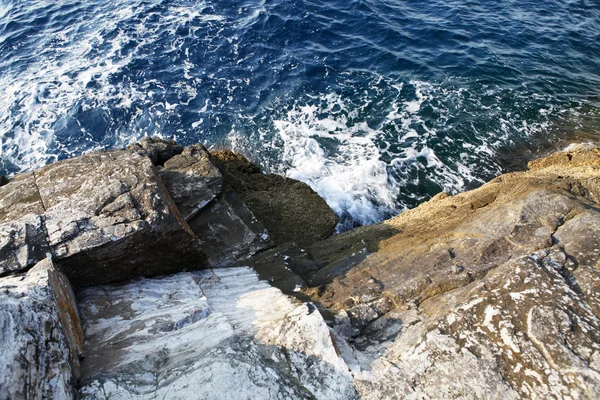 Landschap met water en rotsen in Thassos eiland, Griekenland, naast het natuurlijke zwembad genaamd Giola mooie texturen en details — Stockfoto