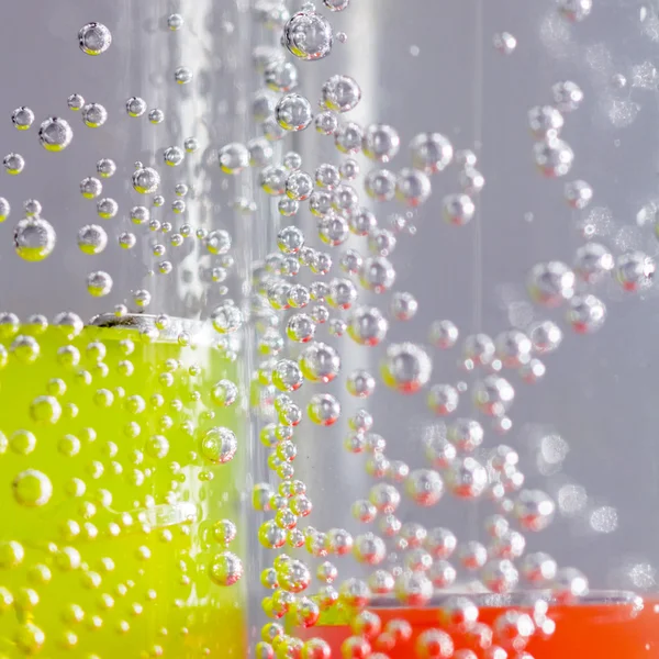 Composición abstracta con tubos subacuáticos con coloridas bolas de gelatina en el interior y burbujas — Foto de Stock