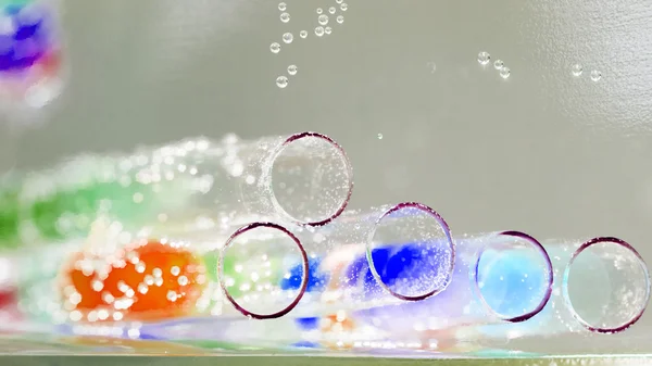 Abstracte compositie met onderwater buizen met kleurrijke gelei ballen binnen en bubbels — Stockfoto