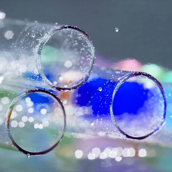 Composición abstracta con tubos subacuáticos con coloridas bolas de gelatina en el interior y burbujas —  Fotos de Stock