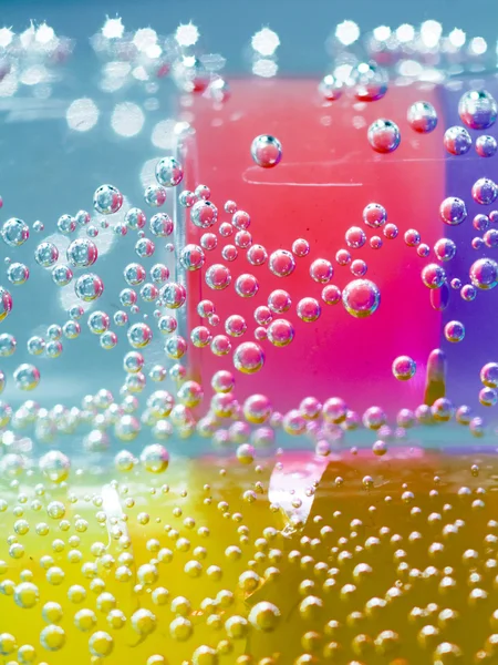 Composition abstraite avec tubes sous-marins avec boules de gelée colorées à l'intérieur et bulles — Photo