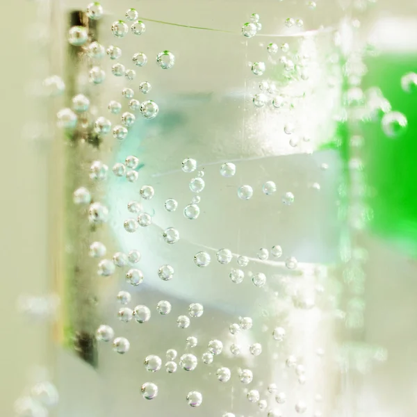Abstrakt komposition med undervattens rör med färgglada gelé bollar insidan och bubblor — Stockfoto