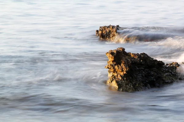 Brzeg morza Egejskiego w Grecja, wyspa thassos - fale i skały - Długa ekspozycja fotografii — Zdjęcie stockowe