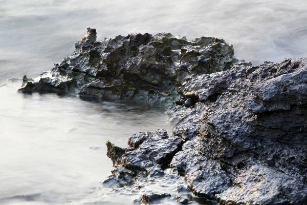 Ägäis Küste in Griechenland, Thassos Insel - Wellen und Felsen - Langzeitbelichtung Fotografie — Stockfoto