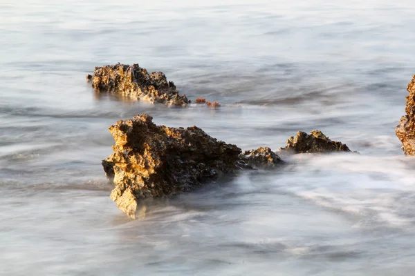 Égei-tengeri part Görögország, thassos-sziget - a hullámok és a sziklák - hosszú expozíciós fotózás — Stock Fotó
