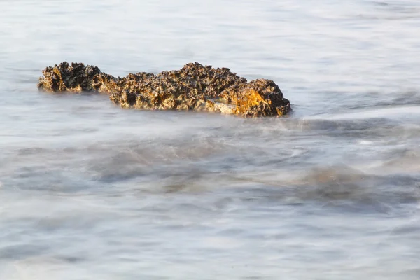 Orilla del mar Egeo en Grecia, Isla de Tasos - olas y rocas - fotografía de larga exposición — Foto de Stock