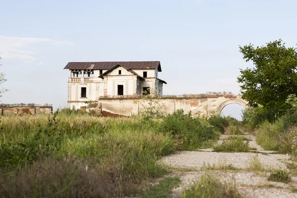 Velha, abandonada, casa arruinada no campo — Fotografia de Stock