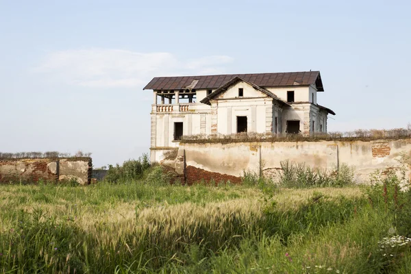 Vieille maison abandonnée et en ruine dans les champs — Photo