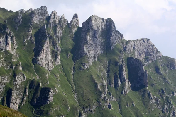Paisaje de las montañas Bucegi, parte de los Cárpatos del Sur en Rumania — Foto de Stock