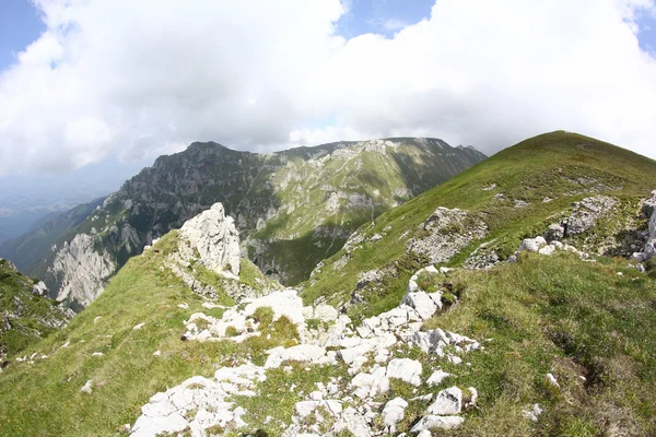 Paysage des monts Bucegi, partie des Carpates du Sud en Roumanie — Photo